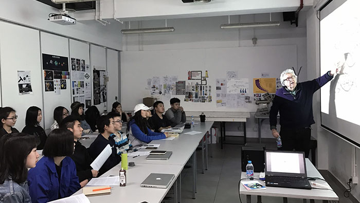 Antoni Muntadas受邀为国际预科学生讲座