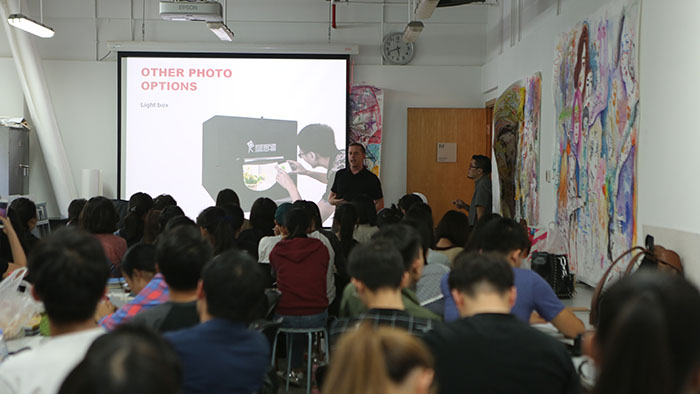 同学们在IT课上探索摄影语言